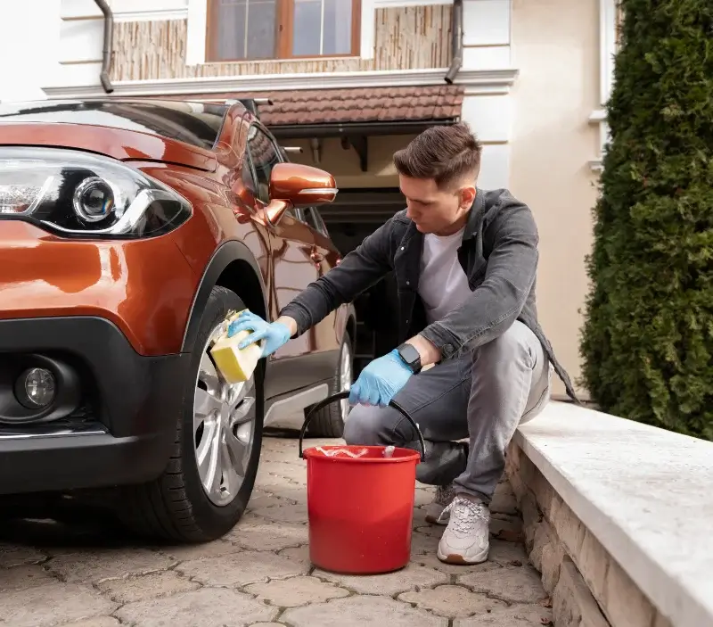 Lavage auto à domicile Beaumont-le-Roger : professionnel intervenant sur un véhicule